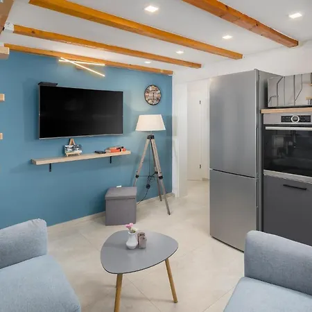 Cozy In Vabriga With Kitchen Apartment *