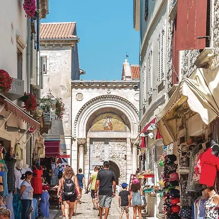 Stunning In Vabriga With Wifi Apartmán