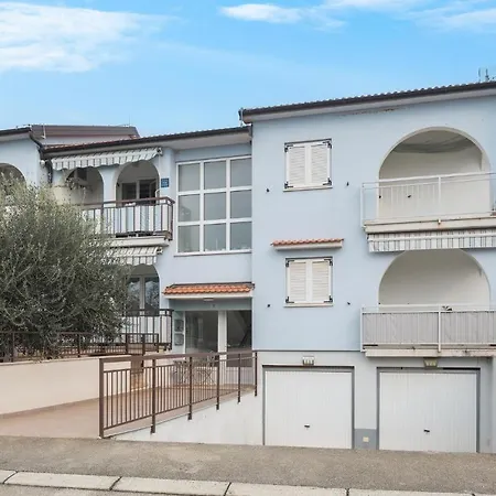 Cozy In Vabriga With Kitchen Apartment *