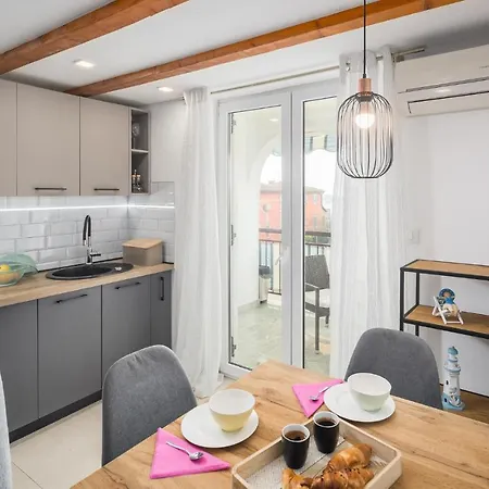 Apartment Cozy In Vabriga With Kitchen